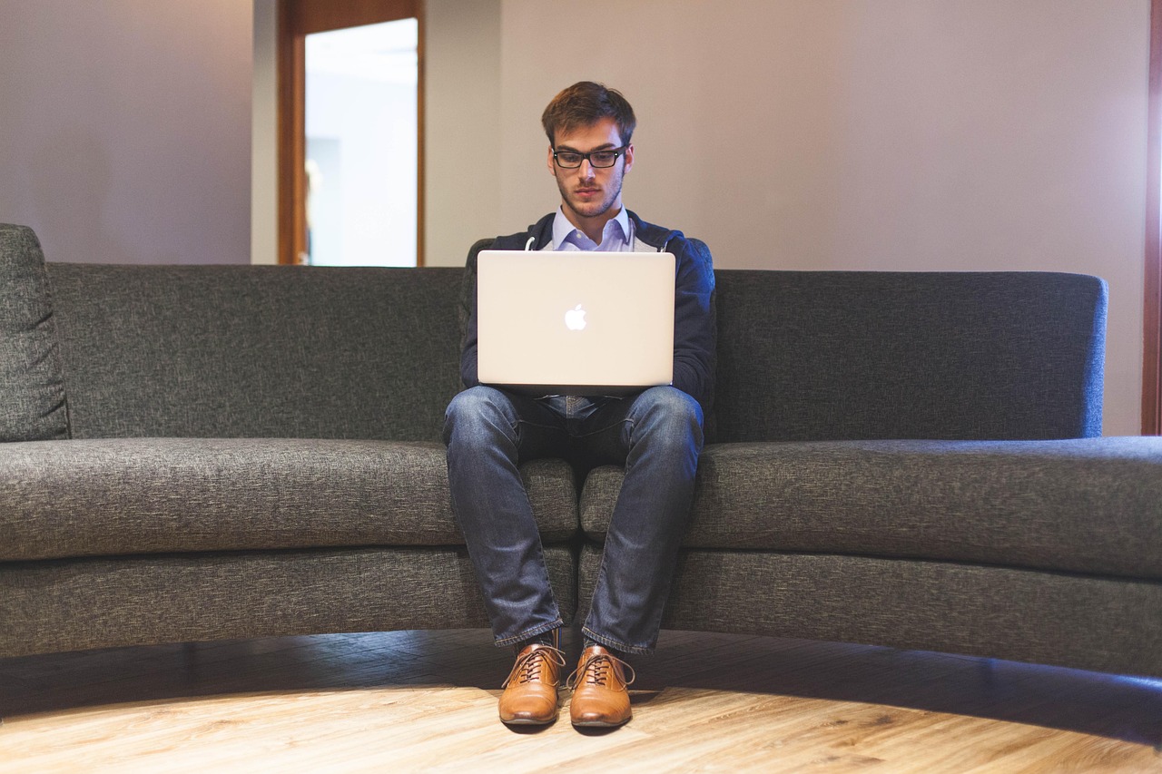 ワキガを気にするあなたが会社でバレない方法は？